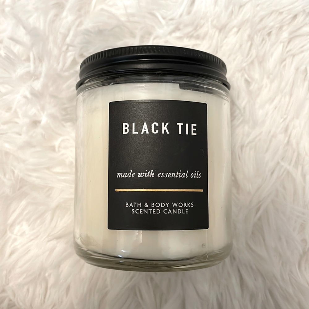 NWT Bath and Bodyworks Black Tie candle
